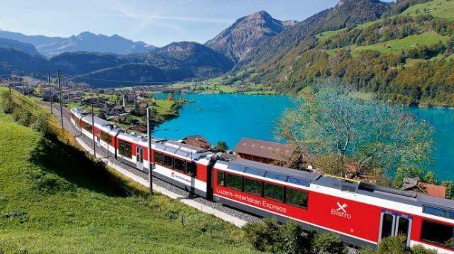 En Suiza en el nuevo tren que atraviesa paisajes bucólicos
