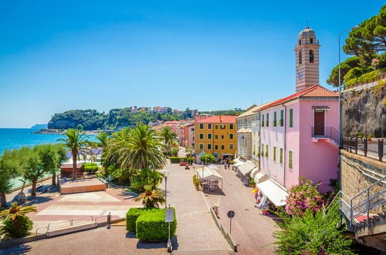 Holidays in Liguria: where to go and sleep on the east and west riviera