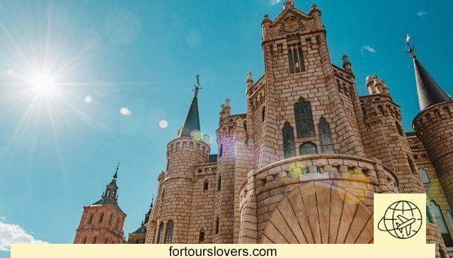 Gaudí nos arredores de Barcelona: o maravilhoso Palácio Episcopal de Astorga