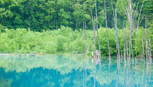 Japan, the enchanted lake that changes color