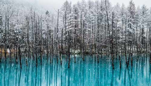 Japan, the enchanted lake that changes color