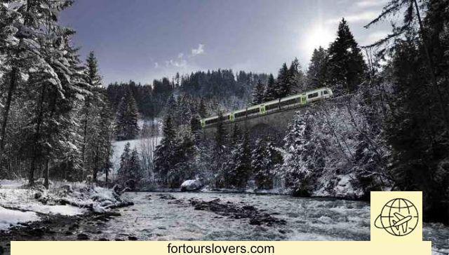 A bordo do Pequeno Trem Verde dos Alpes entre a Itália e a Suíça