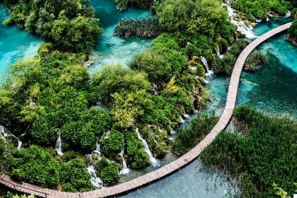Visit the Plitvice Lakes: tips on how to get there and on routes