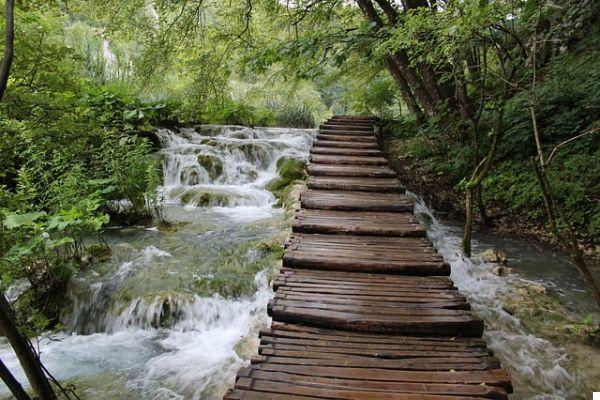 Visit the Plitvice Lakes: tips on how to get there and on routes