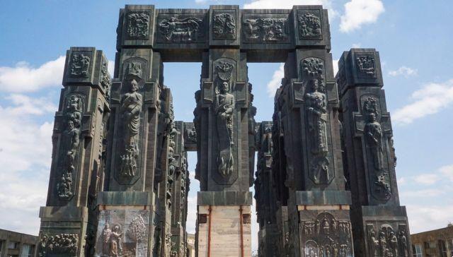 O Stonehenge em Tbilisi: quando a história se torna escultura