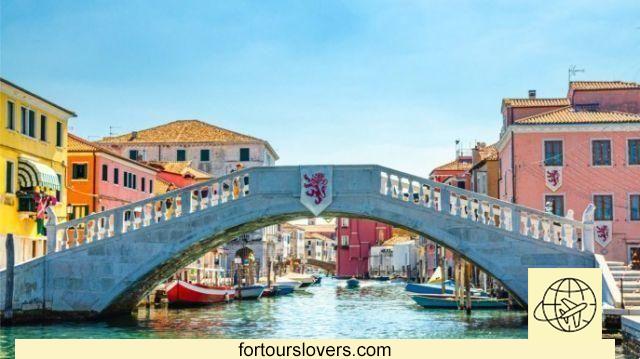O cartão postal mais bonito da Itália é tirado em frente a esta ponte.