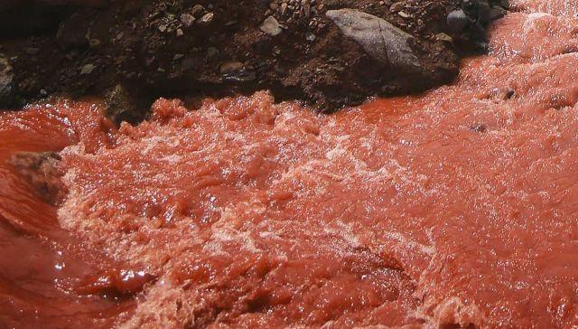 La rivière rouge pourpre qui traverse les montagnes du Pérou