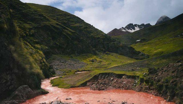 El río rojo púrpura que corre por las montañas del Perú