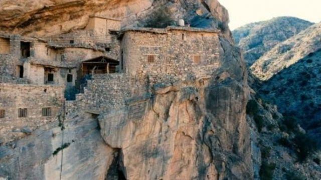 Al Sogara, en Omán el increíble pueblo excavado en la roca
