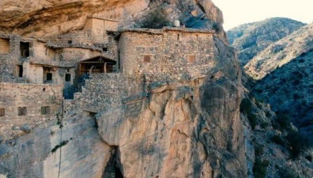 Al Sogara, em Omã, a incrível vila esculpida na rocha