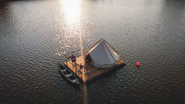 Camping au milieu du lac en Belgique est un rêve