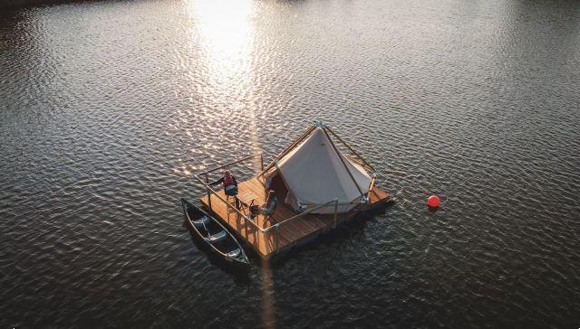 Acampar en medio del lago en Bélgica es un sueño