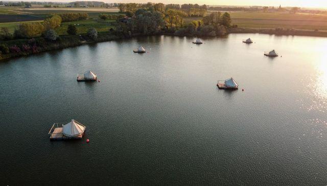 Acampar no meio do lago na Bélgica é um sonho