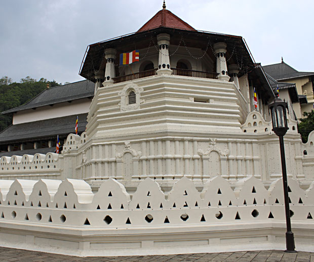 Sri Lanka: Visit Kandy and the Temple of the Sacred Tooth