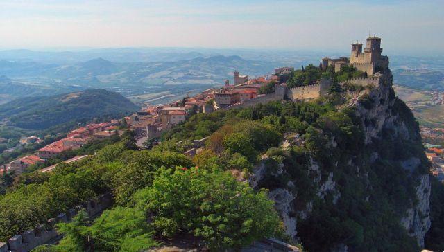 San Marino ao ar livre, caminhando entre cavernas e natureza