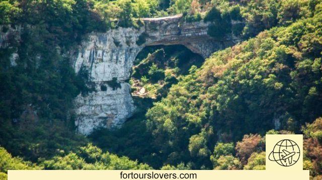 ¿Sabías que el puente natural más grande de Europa existe en Italia?
