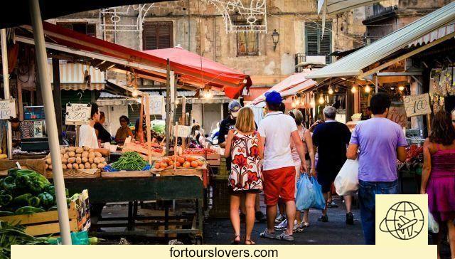 The most beautiful historical markets in Italy and what to buy.
