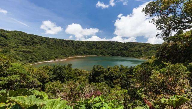 Au Costa Rica il y a un splendide parc national avec un volcan au centre