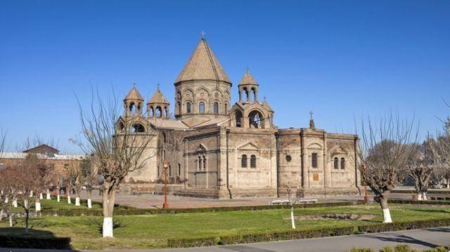 Na Armênia, na Catedral Echmiadzin amada por Kim Kardashian