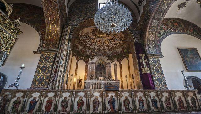 En Armenia, en la catedral de Echmiadzin amada por Kim Kardashian