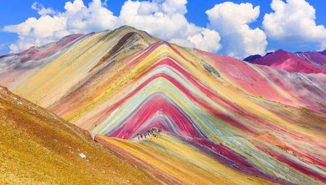 Como en un cuadro: la montaña que le robó los colores al arcoíris