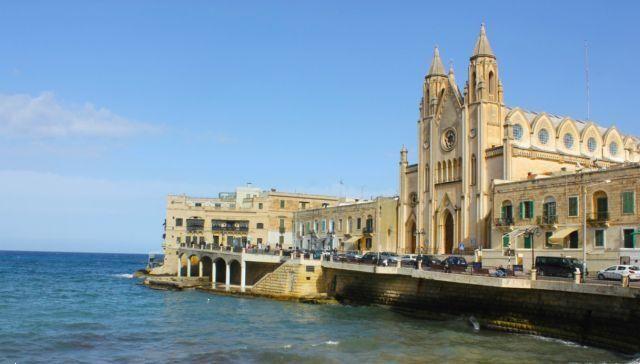 In St Julian's: sea and fun on the island of Malta