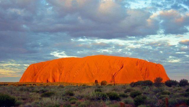 En Australia, Ayers Rock es la roca de las maravillas.