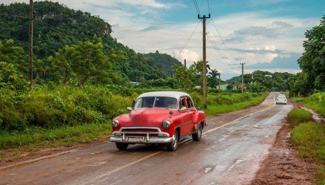 Cuba, aventura en las carreteras entre baches y autos viejos