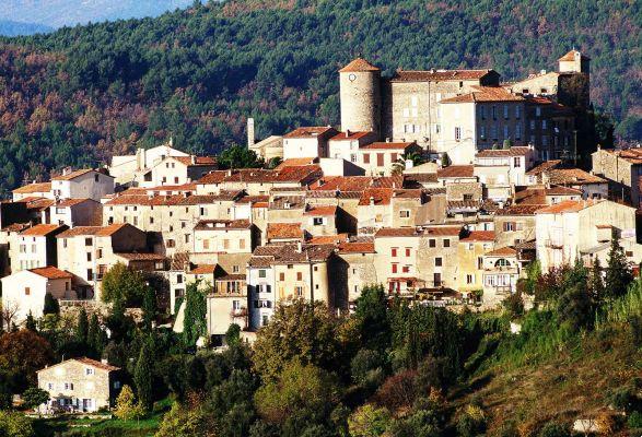 Among the most beautiful towns in the Var, between the sea and the mountains.
