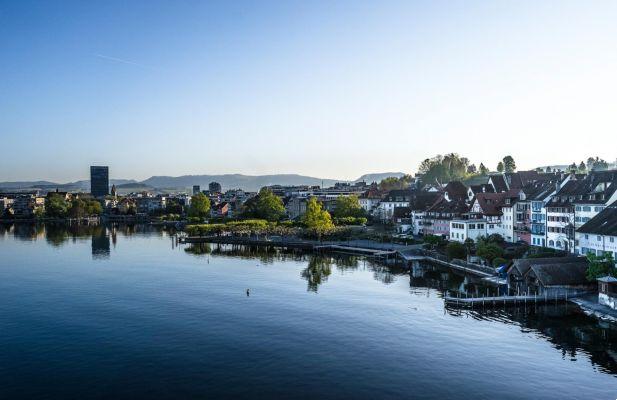 Um dia em Zug, uma cidade suíça com vista para o lago