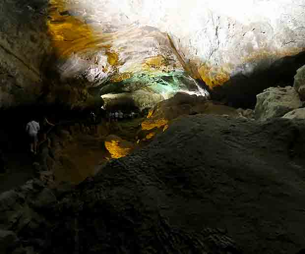 What is and where is the Cueva de Los Verdes, Lanzarote?