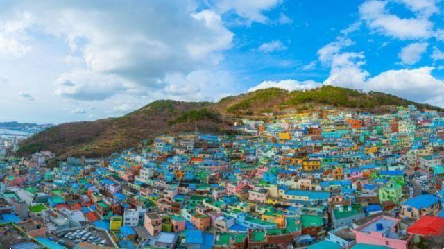 El pueblo más colorido del mundo es un túnel al aire libre