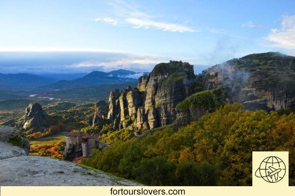 Visite Meteora en Grecia: cómo llegar, dónde dormir y mucho más